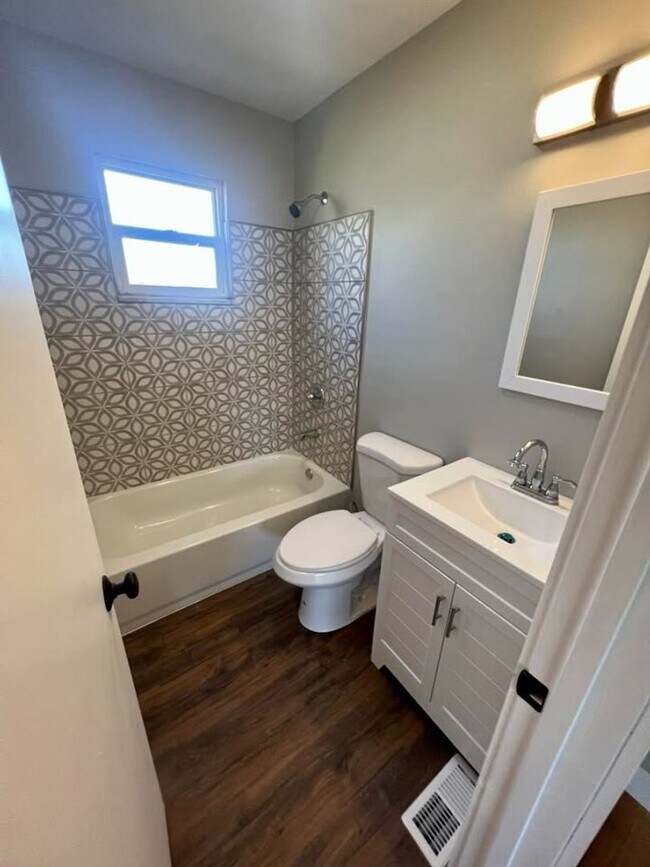 Foto del edificio - Charming, updated 2bdrm/1bth with full basement