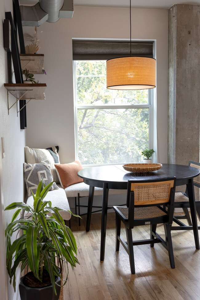 Dinning area with seating for 5 people - 1441 Central St