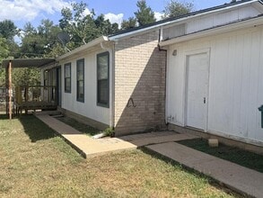 Building Photo - 817 Lloyd Ln
