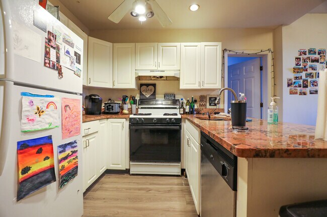 Building Photo - 322 St Paul St