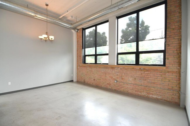 Building Photo - 1701 NE Madison St