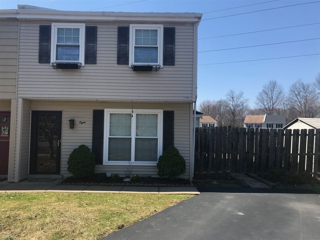 Primary Photo - 2 br, 1.5 bath Condo - 8 Elwood Ct