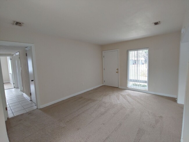 Foto del edificio - Cute 3BR/1BA cottage with central heat & a...