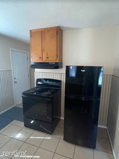 Building Photo - 2 br, 1 bath Triplex - 10626 East 23rd Str...