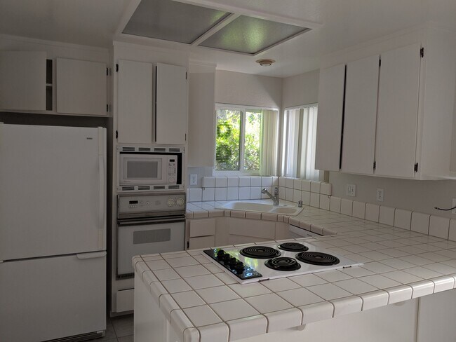 Foto del edificio - Beautiful Ground Level Front Unit with 2 C...