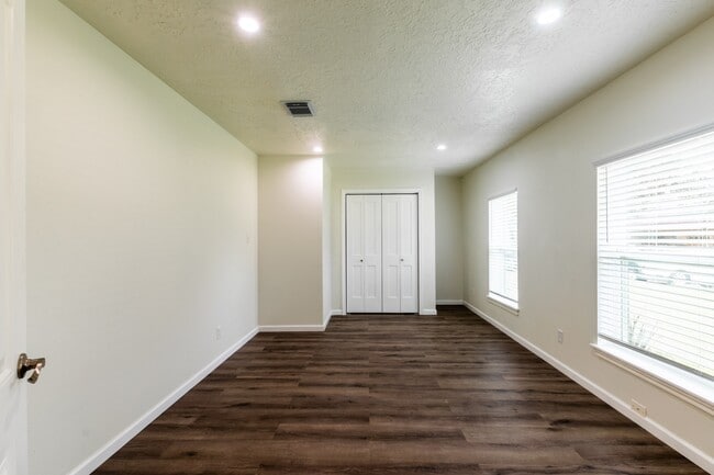 Building Photo - 9646 Springview Ln