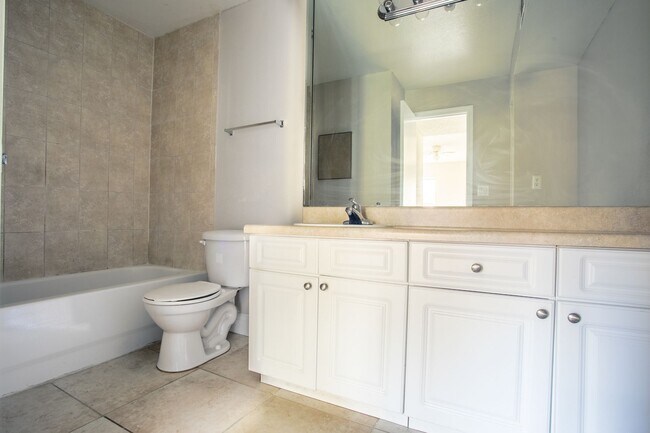 Building Photo - Venetian Place - 1428