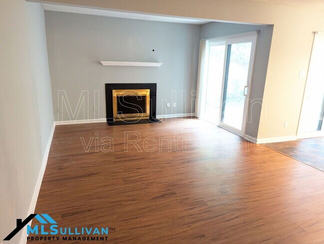 Foto del edificio - 4101-4105 Five Oaks Dr