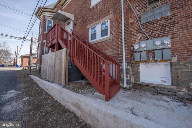 Building Photo - 122 E 3rd St
