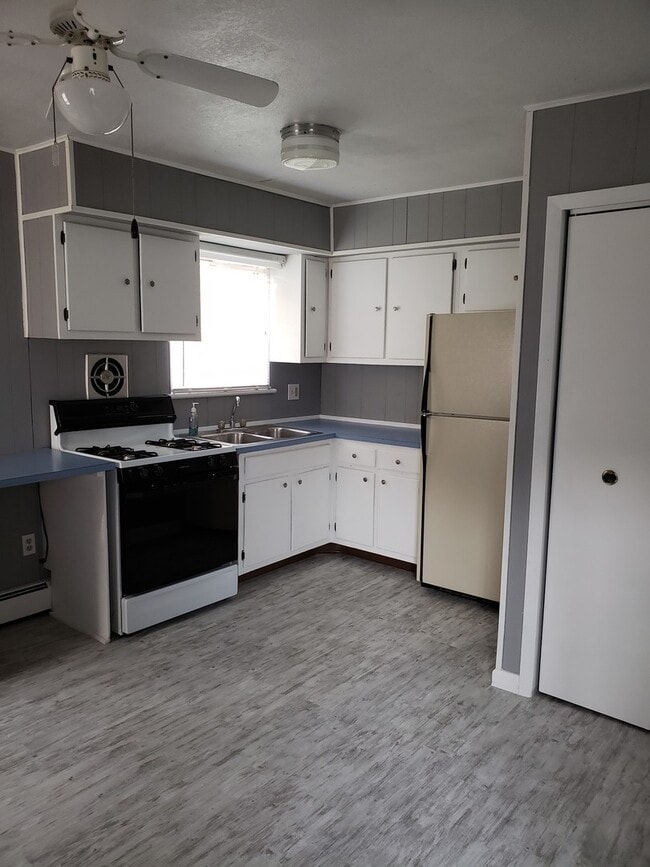 Building Photo - Beautiful 3 bedroom 1.5 Bathroom unit located within East Pennsboro Area School District