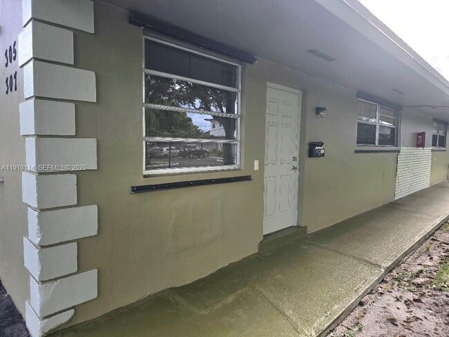 Building Photo - 305 N 61st Ave