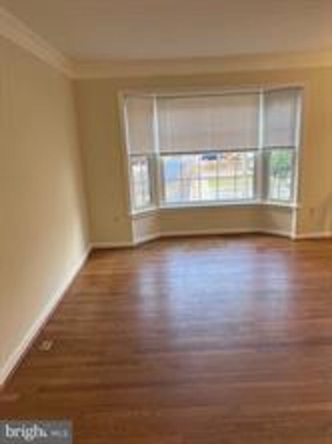 Building Photo - BEAUTIFUL END UNIT TH NEAR DOWNTOWN ROCKVILLE
