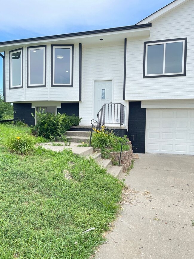 Building Photo - Newly rebuilt house in the heart of Elkhorn