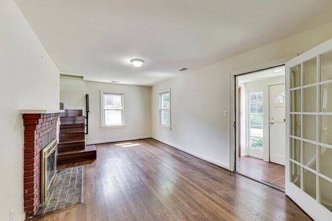 Building Photo - Cute 2 bed + Loft + 2 Bath SF w/ Fenced Yard