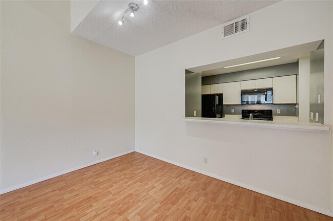 Building Photo - 807 W 25th St