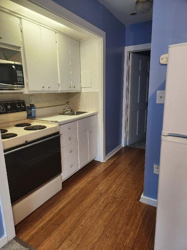 Building Photo - 607-615 Main St