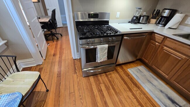 Cocina moderna - 210 S Logan St