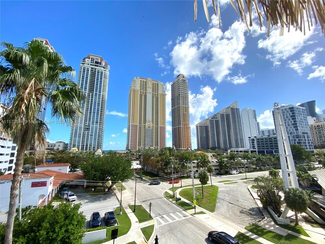 Foto del edificio - 17800 Atlantic Blvd