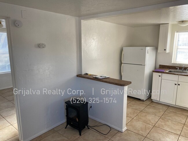 Building Photo - Cute 1 Bedroom House for Rent  (Ajo Way/12...