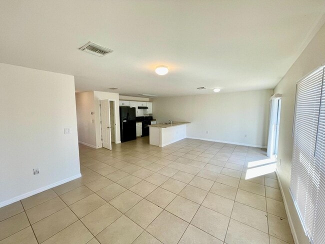 Building Photo - Spacious 4 bed 2 bath Well-Maintained Family Home for Rent