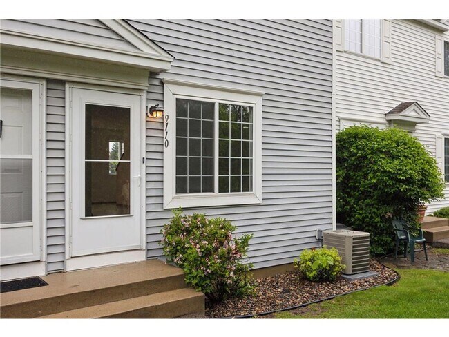 Foto del edificio - Like New 2-Story Townhome, 2-Car Garage, P...