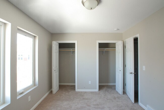 Building Photo - 3163 Sullivan Lp