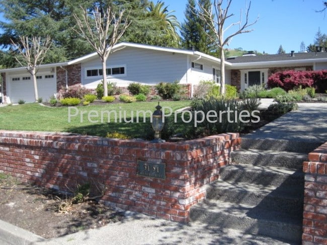Building Photo - 3131 Roundhill Rd