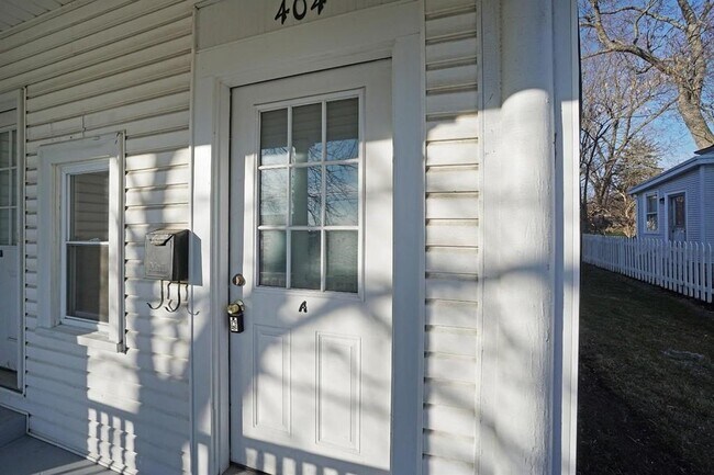 Entry - 402 E Mulberry St