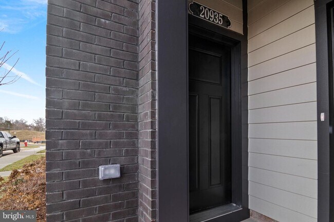 Foto del edificio - This stunning luxury 2-story condo has 3 beds & 2.5 baths with over 1500 sq ft of living space.