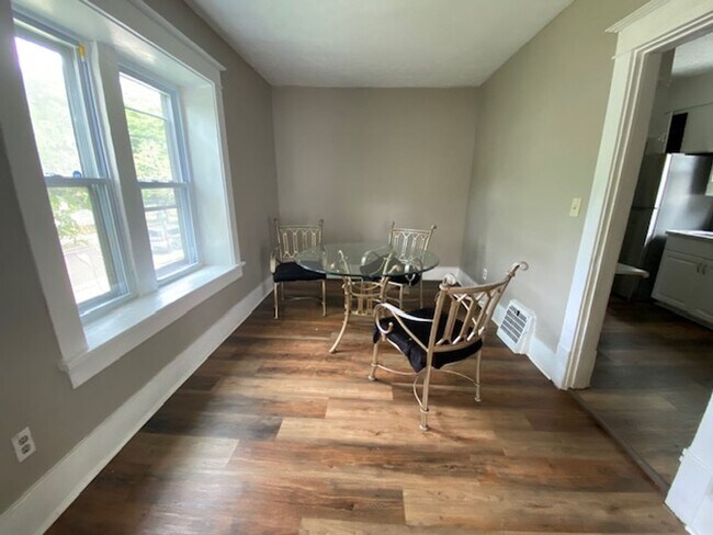 Foto del edificio - 2 WEEKS FREE RENT! Kenmore 3BR with Update...