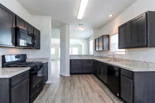 Foto del edificio - 21310 Shadbush Avenue