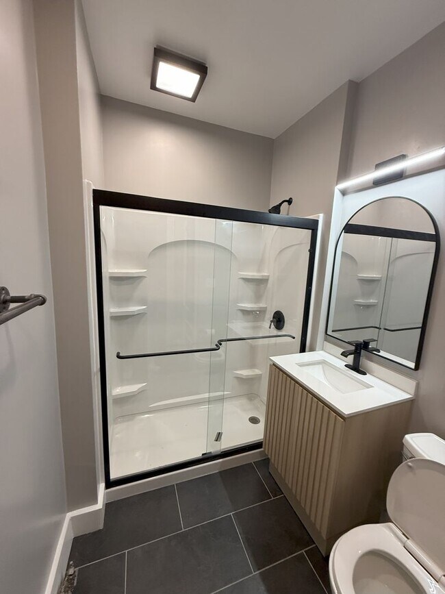 Building Photo - 1831 E Kenwood Blvd