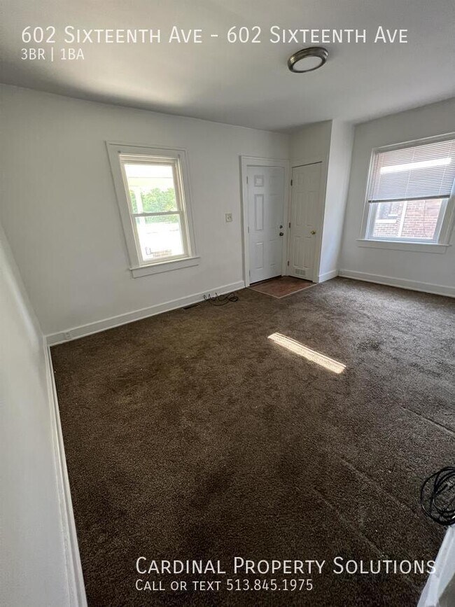 Foto del edificio - Spacious 3 Bedroom Townhome with 2 Full Ba...