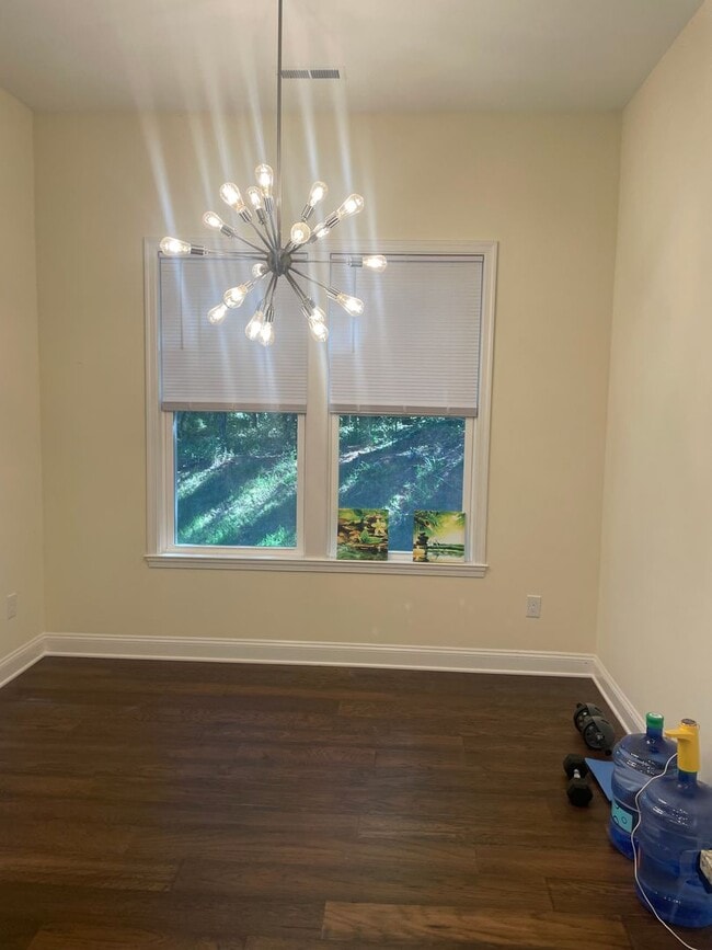 Building Photo - 3 BR 2.5 Bath Townhouse