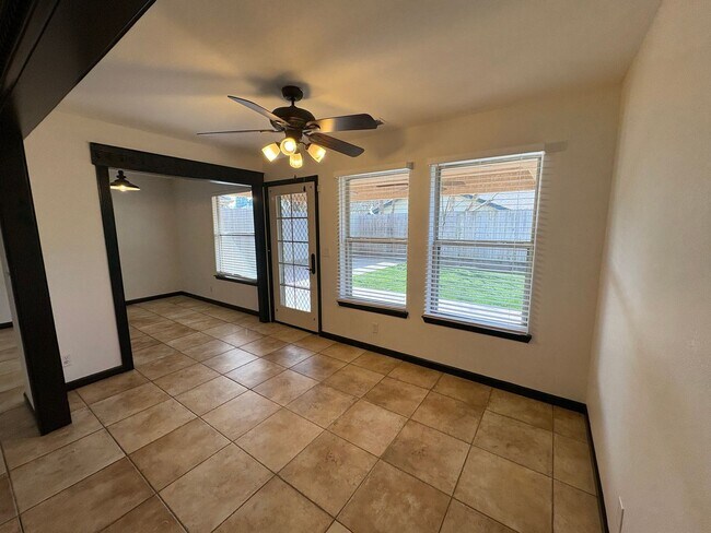 Foto del edificio - NW Visalia Home coming soon!