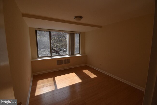 Building Photo - 1121 Arlington Blvd