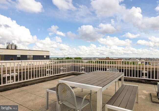 Foto del edificio - Modern 3 Bed 2 bath condo WITH 2 PARKING S...
