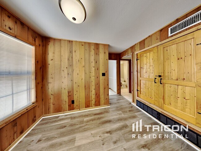 Building Photo - 2203 Bassett Dr