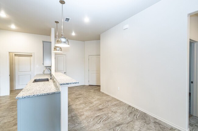 Foto del edificio - Beautiful 2 Bedroom 2 Bath With Open Conce...