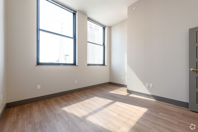 2BR, 2BA - 928SF - 75 Public Square
