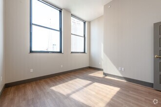 2BR, 2BA - 928SF - 75 Public Square