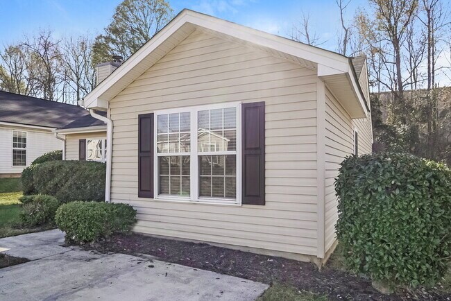 Building Photo - 2733 Fairstone Ave