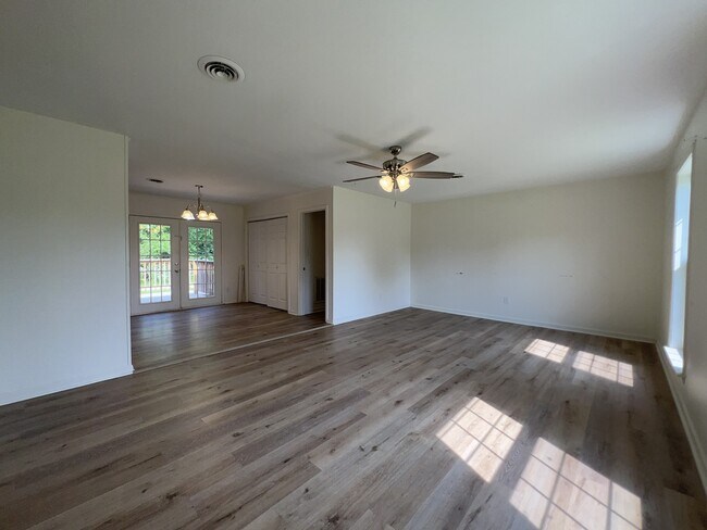 Building Photo - 120 Jill St