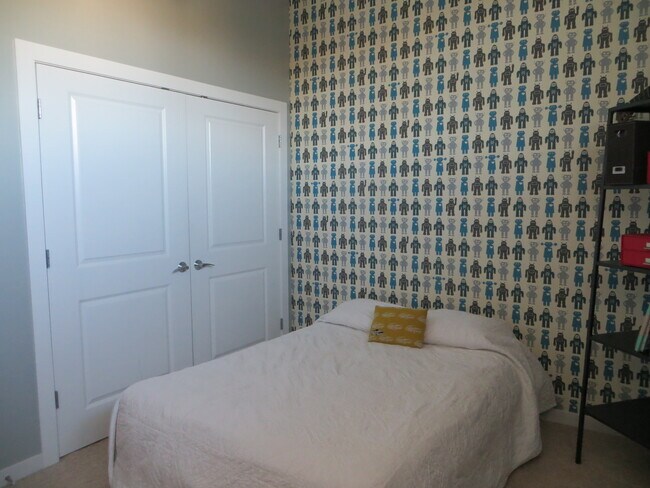 Guest room - 2065 N Kedzie Ave