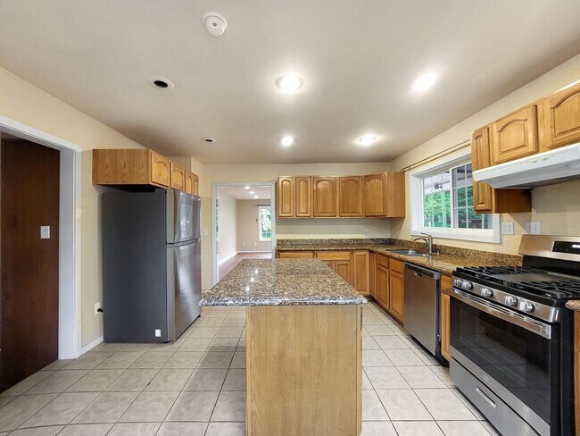 Building Photo - 2-Story home with parking off of Market St...
