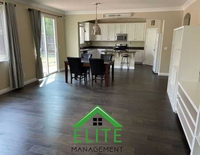 Foto del edificio - Beautiful 4-Bedroom Home in Desirable Ranc...