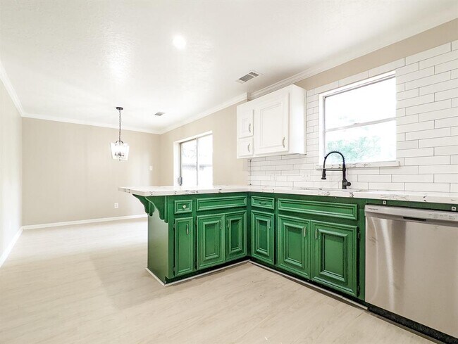Building Photo - 215 Enchanted Trail Dr