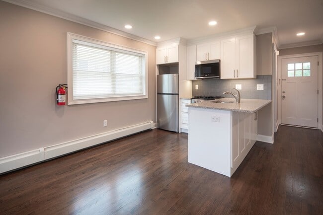 Interior Photo - The Courtyard @ Clifton: In-Unit Washer & Dryer, Heat, Hot & Cold Water, Gas Included, and Bark P...