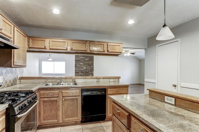Building Photo - 17207 Kettle Creek Dr
