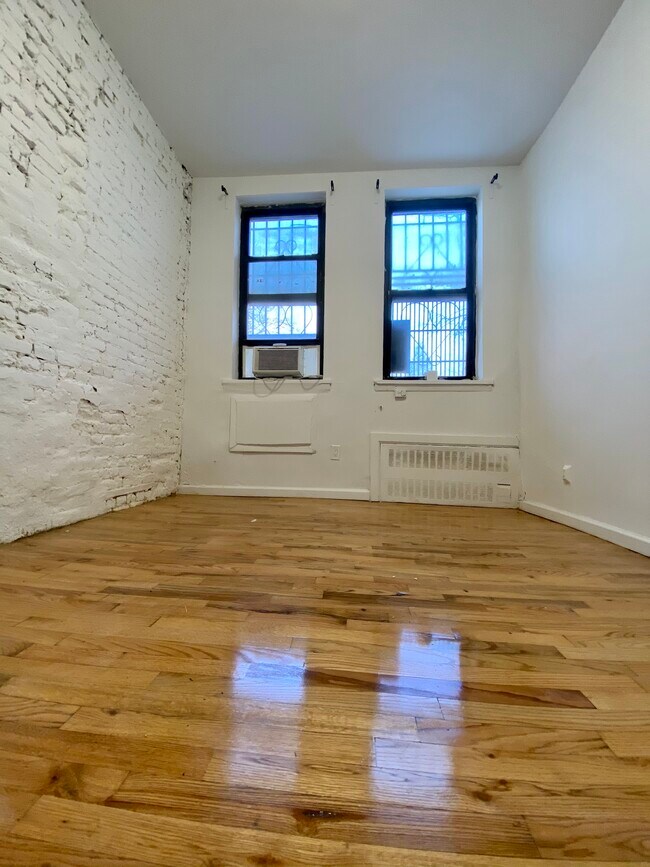 Building Photo - 154 E 7th St